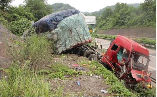 貨車煞車失靈，男人把生還的機會讓給女人，就在車毀人亡的一剎那妻子竟做出「驚人的舉動」