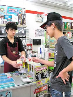 店員看見「無禮阿伯插隊」本想無視他，但前方客人乾笑兩聲後的「神回應」讓眾人都拍手叫好！