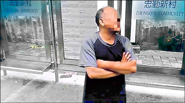 店員看見「無禮阿伯插隊」本想無視他，但前方客人乾笑兩聲後的「神回應」讓眾人都拍手叫好！