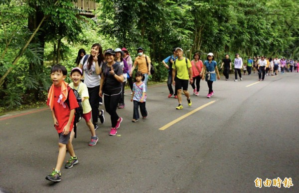義勇消防人員登山健行 鄭文燦：消防局編制明年破1500人