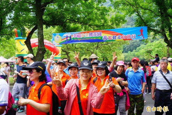 義勇消防人員登山健行 鄭文燦：消防局編制明年破1500人
