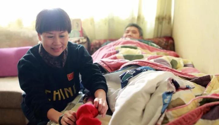 52歲大媽練出馬甲線卻遭狂噴，評論讓人唏噓不已……