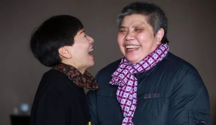 52歲大媽練出馬甲線卻遭狂噴，評論讓人唏噓不已……