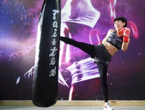 52歲大媽練出馬甲線卻遭狂噴，評論讓人唏噓不已……
