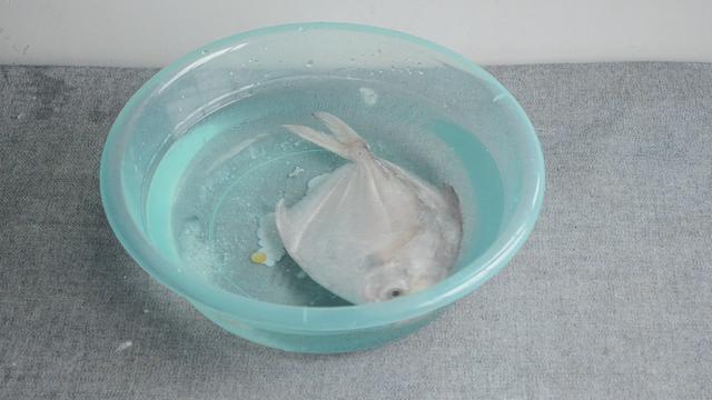 解凍魚時水裡加點「這個」，凍魚解凍速度能快好幾倍，省時省力還殺菌！ 