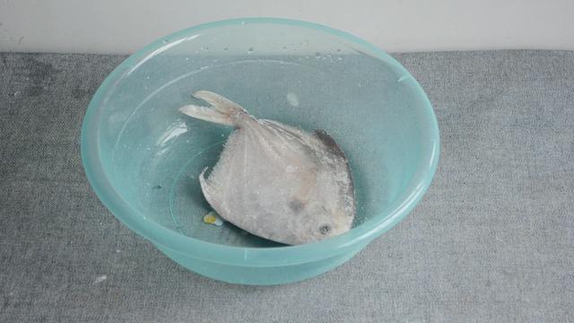 解凍魚時水裡加點「這個」，凍魚解凍速度能快好幾倍，省時省力還殺菌！ 