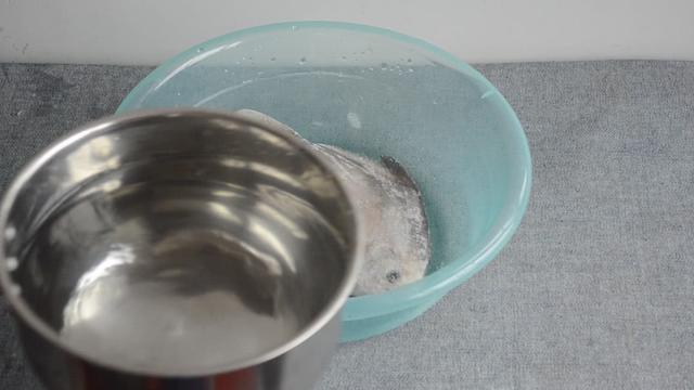 解凍魚時水裡加點「這個」，凍魚解凍速度能快好幾倍，省時省力還殺菌！ 