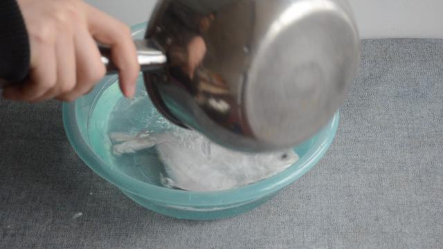 解凍魚時水裡加點「這個」，凍魚解凍速度能快好幾倍，省時省力還殺菌！ 