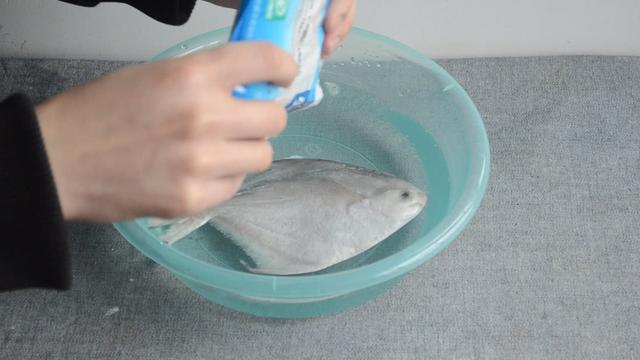解凍魚時水裡加點「這個」，凍魚解凍速度能快好幾倍，省時省力還殺菌！ 