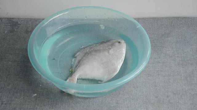 解凍魚時水裡加點「這個」，凍魚解凍速度能快好幾倍，省時省力還殺菌！ 