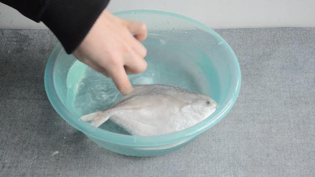 解凍魚時水裡加點「這個」，凍魚解凍速度能快好幾倍，省時省力還殺菌！ 