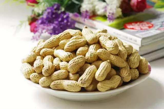 花生和它一起吃，全家都高興了，血壓降低了、血糖降低了、補血還強身，老花眼都好很多