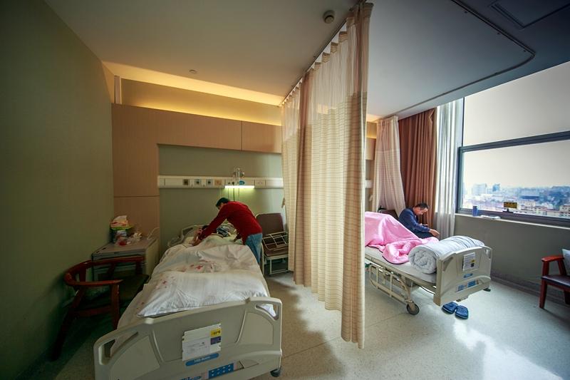 女孩遇車禍 慘遭斷腿成美人魚 殘疾父親圓謊救女