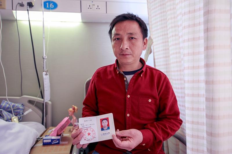 女孩遇車禍 慘遭斷腿成美人魚 殘疾父親圓謊救女