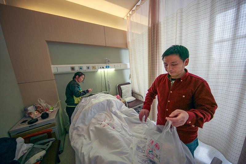 女孩遇車禍 慘遭斷腿成美人魚 殘疾父親圓謊救女