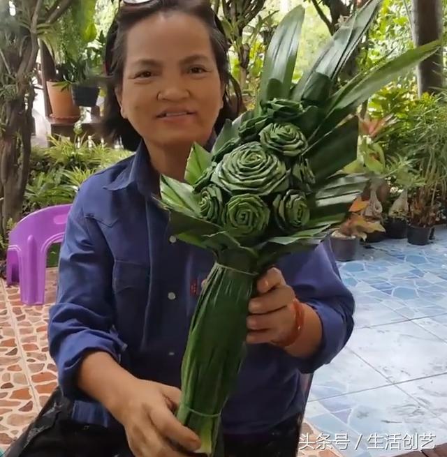 生活創藝: 農村大姐用葉子快速編出一束手工玫瑰花, 你未必見過!