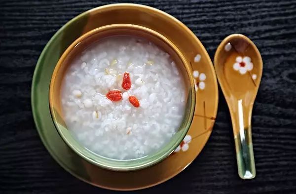 枸杞「吃法排行榜」，中醫最推薦的並不是泡水喝