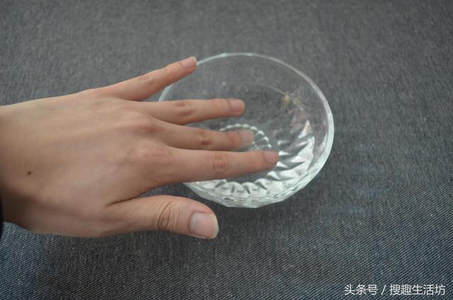 手指被扎了刺」用針都挑不出來？水裡加點「它」泡一泡，讓刺自己跑出來...... 	