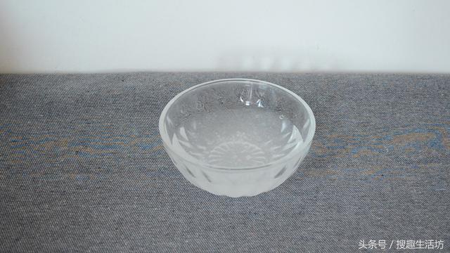 手指被扎了刺」用針都挑不出來？水裡加點「它」泡一泡，讓刺自己跑出來...... 	