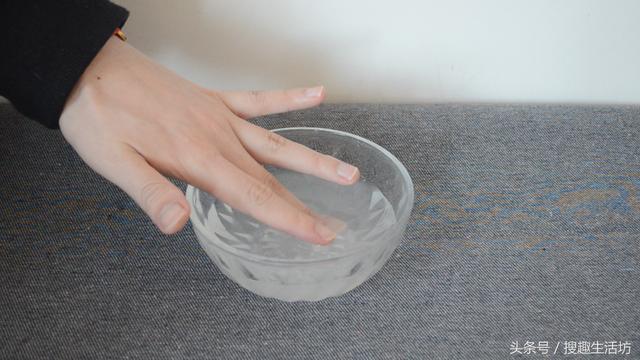 手指被扎了刺」用針都挑不出來？水裡加點「它」泡一泡，讓刺自己跑出來...... 	