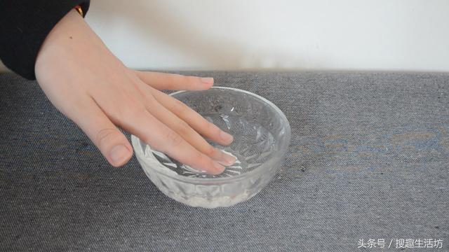 手指被扎了刺」用針都挑不出來？水裡加點「它」泡一泡，讓刺自己跑出來...... 	