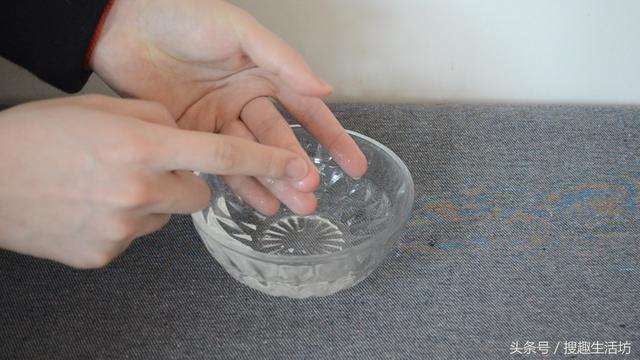 手指被扎了刺」用針都挑不出來？水裡加點「它」泡一泡，讓刺自己跑出來...... 	