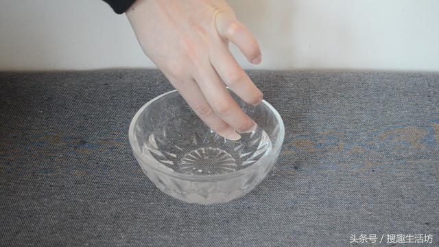 手指被扎了刺」用針都挑不出來？水裡加點「它」泡一泡，讓刺自己跑出來...... 	