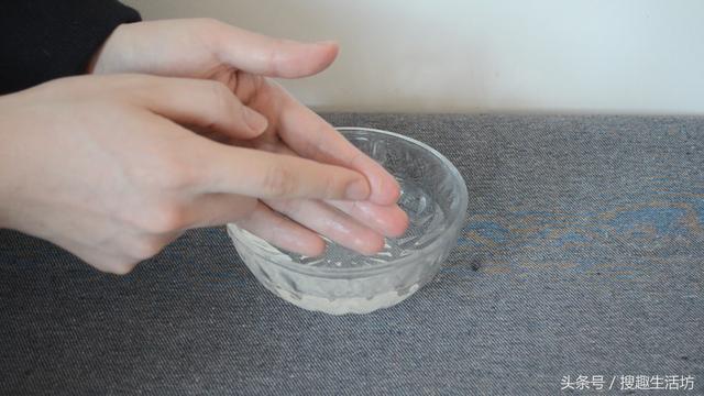 手指被扎了刺」用針都挑不出來？水裡加點「它」泡一泡，讓刺自己跑出來...... 	