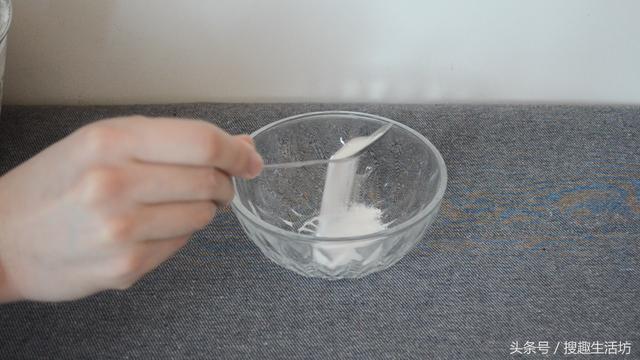 手指被扎了刺」用針都挑不出來？水裡加點「它」泡一泡，讓刺自己跑出來...... 	