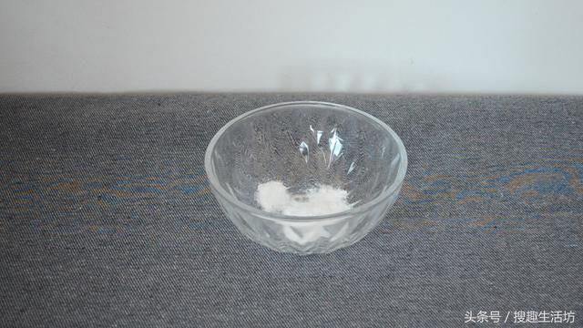 手指被扎了刺」用針都挑不出來？水裡加點「它」泡一泡，讓刺自己跑出來...... 	