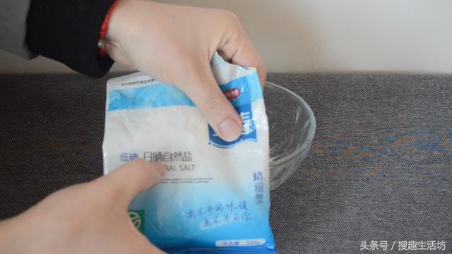 手指被扎了刺」用針都挑不出來？水裡加點「它」泡一泡，讓刺自己跑出來...... 	