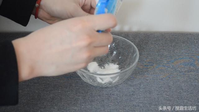 手指被扎了刺」用針都挑不出來？水裡加點「它」泡一泡，讓刺自己跑出來...... 	