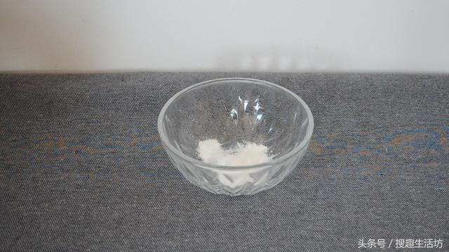 手指被扎了刺」用針都挑不出來？水裡加點「它」泡一泡，讓刺自己跑出來...... 	