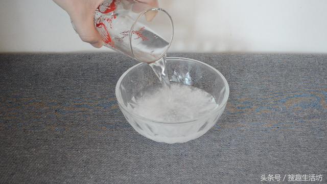手指被扎了刺」用針都挑不出來？水裡加點「它」泡一泡，讓刺自己跑出來...... 	