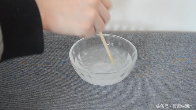 手指被扎了刺」用針都挑不出來？水裡加點「它」泡一泡，讓刺自己跑出來...... 	