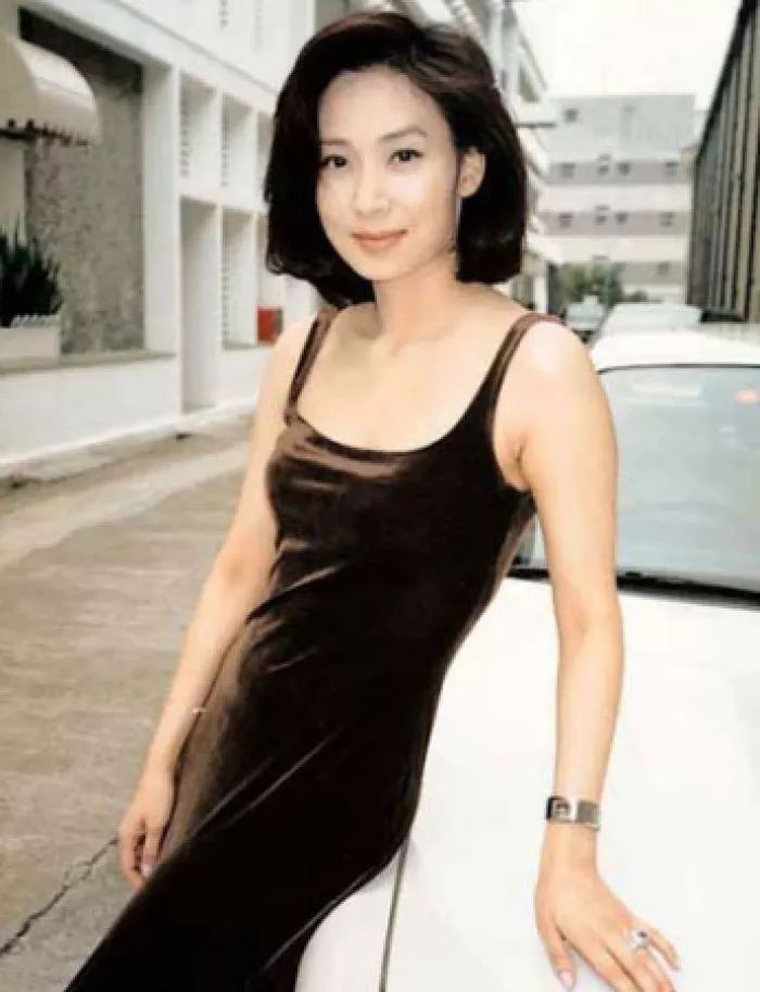 她14歲打工養家、19歲走紅，經歷三段感情打擊、如今55歲身價百億！