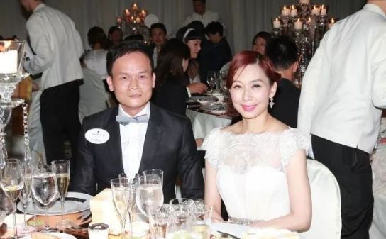 她14歲打工養家、19歲走紅，經歷三段感情打擊、如今55歲身價百億！