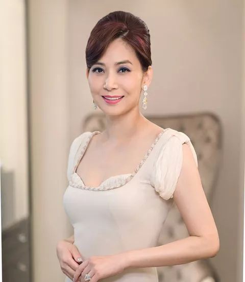 她14歲打工養家、19歲走紅，經歷三段感情打擊、如今55歲身價百億！