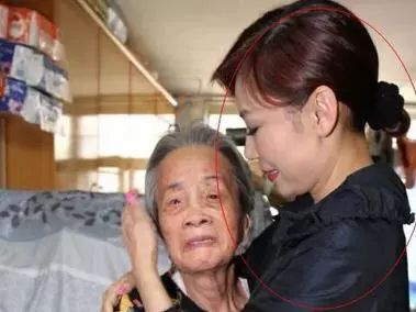 她14歲打工養家、19歲走紅，經歷三段感情打擊、如今55歲身價百億！