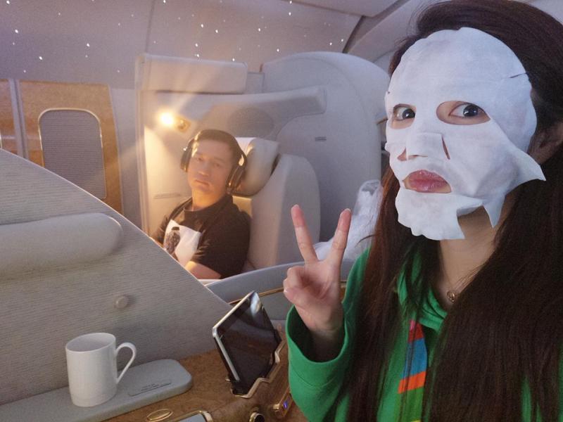 上等人生活！安以軒飛機內自拍 奢華內部裝潢還鑲金！