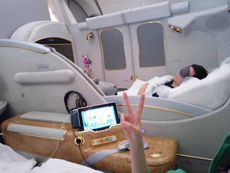 上等人生活！安以軒飛機內自拍 奢華內部裝潢還鑲金！