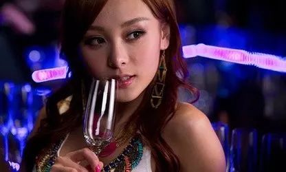 TVB夜蒲女神，解封34D大胸+42寸大長腿，新戲色誘吳卓羲！