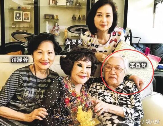 消失多年的張國榮「媽媽」現身，患腦退化要坐輪椅，境況淒涼