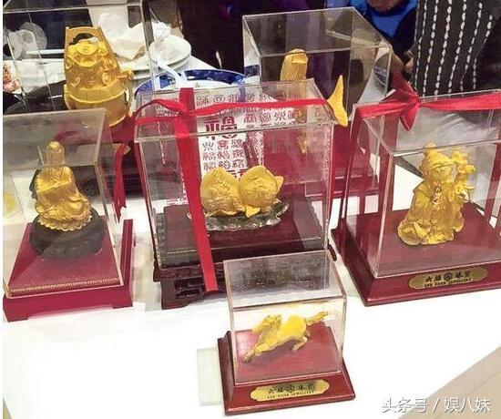 消失多年的張國榮「媽媽」現身，患腦退化要坐輪椅，境況淒涼