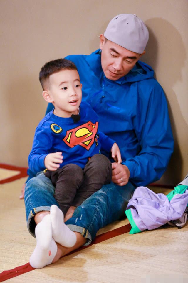 靠兒子換億元豪宅？陳小春曬Jasper捂嘴偷笑照，似默認傳聞