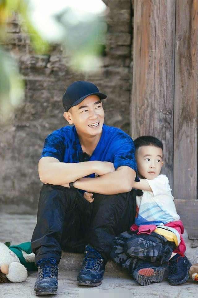 靠兒子換億元豪宅？陳小春曬Jasper捂嘴偷笑照，似默認傳聞