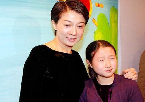 甄子丹每年都為嬌妻慶生秀恩愛，為何當初兒子病重他都不去看一下