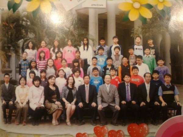 女大十八變！周子瑜國小畢業照曝光「全班最黑」但網友評價不一：確定沒人造 	
