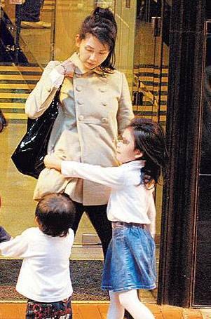 邱淑貞拼四胎，老公卻被曝攬辣妹、泡夜店，能生兒子獎勵1億