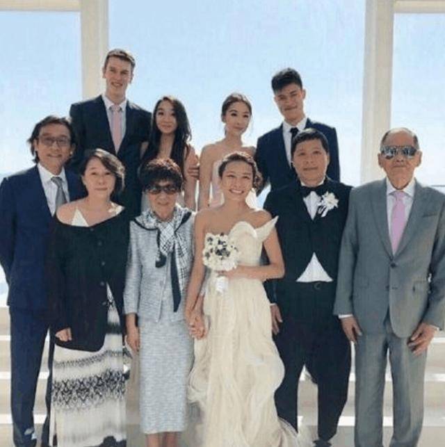 梁家輝全家參加妹妹婚禮！沒想到兩個女兒如今居然長得這麼美！女兒還各攜男友出境！網友: 兩姐妹女兒口味大不同！